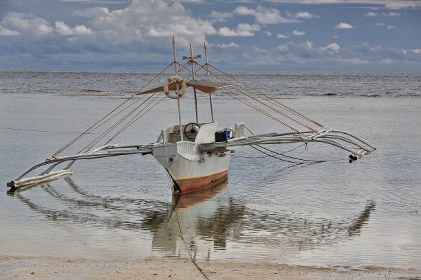 巴郎盖或邦加船搁浅在海滩上。蓬Ballo-Sipalay-Philippines。0314