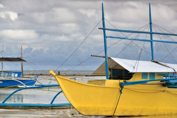 巴郎盖或邦加船搁浅在海滩上。蓬Ballo-Sipalay-Philippines。0319