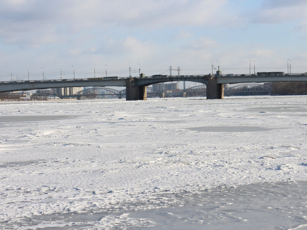 冰封的河上有一座吊桥