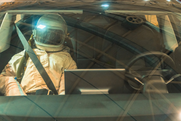 宇航员坐在车里