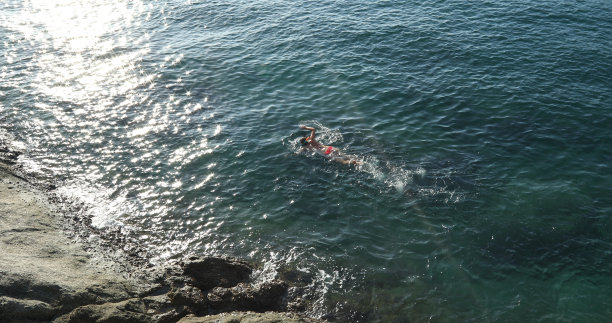 女人在阳光下潜水出海。