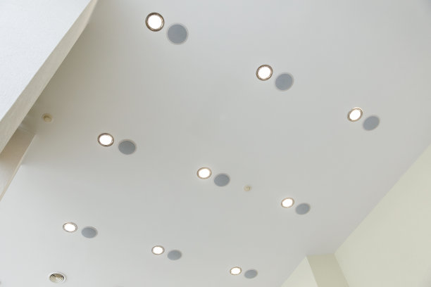 现代的多层天花板有大量的内置灯具