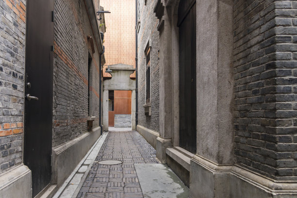 中国上海法租界地区狭窄的仿古砖墙、新天地和上海石库门建筑风格