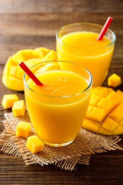 芒果冰沙玻璃上的深色木制背景
