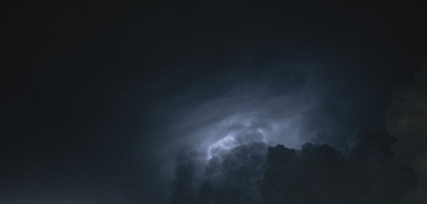 夜间雷雨，戏剧性的乌云