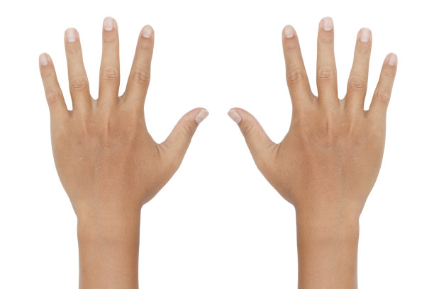 在白色背景上显示十个手指的手