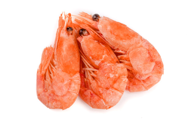 孤立在白色背景上的红煮虾或虾