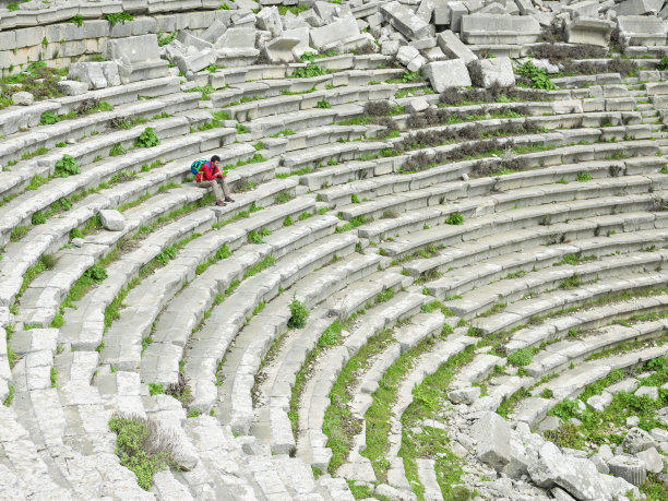 Termessos古城剧院的成年旅行家