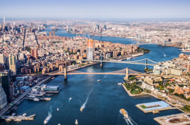 从直升机上俯瞰宝马桥。布鲁克林，曼哈顿和威廉斯堡大桥。纽约