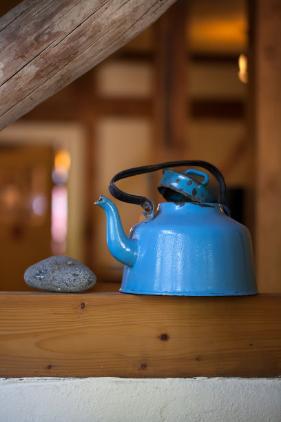 复古蓝搪瓷茶壶作为家居装饰