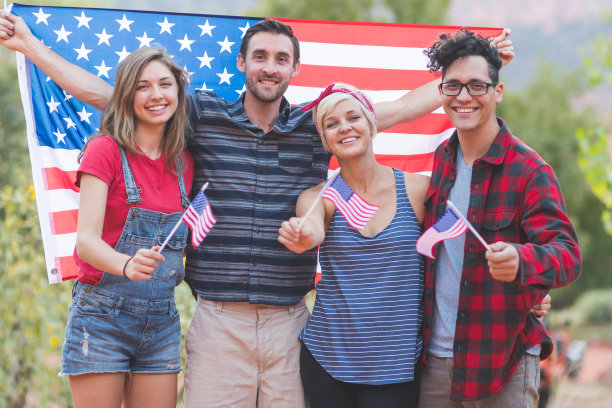 一群千禧一代的朋友举着美国国旗