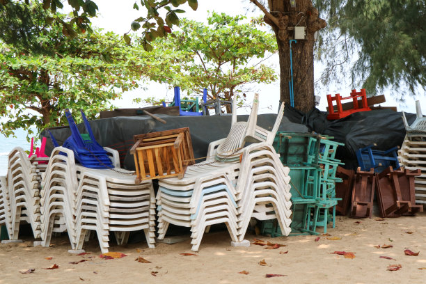 塑料椅子、桌子、伞有包组
