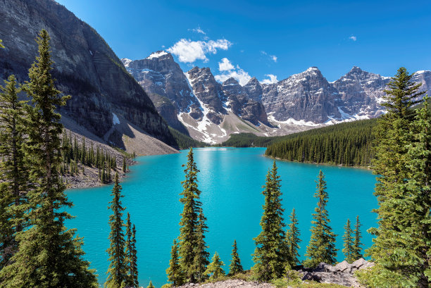 加拿大班夫国家公园，落基山脉的冰碛湖。