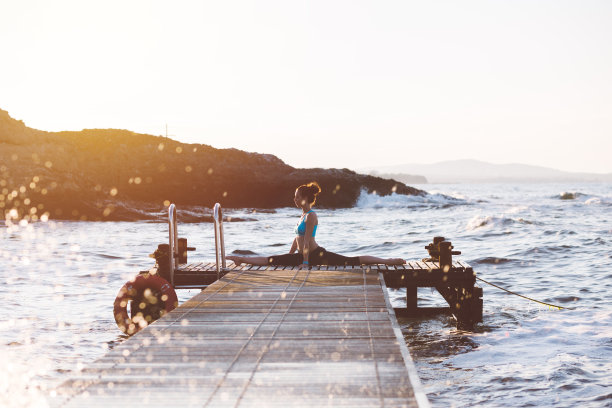 海边瑜伽图片