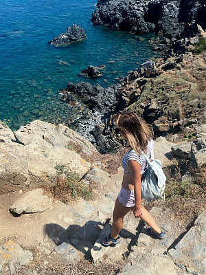年轻女子度假时探索海岸线