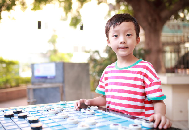 亚洲孩子在下中国象棋