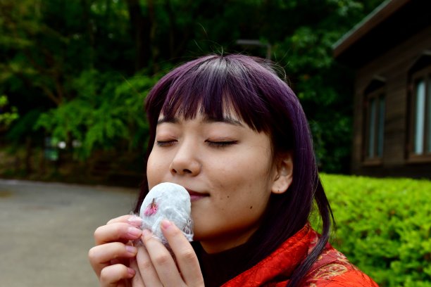 一名年轻的日本女子在花见之后享用樱花蛋糕