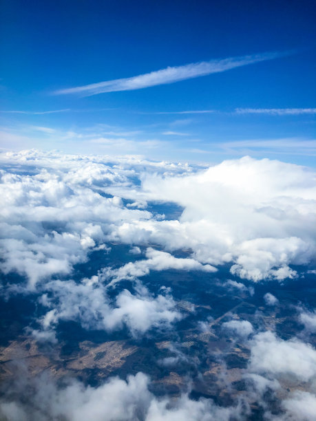 从飞机上看多云的天空