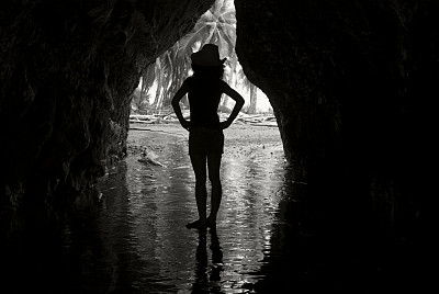 哥斯达黎加Uvita附近海滩洞穴的剪影