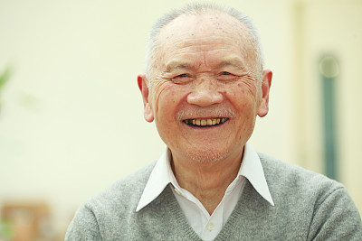 快乐的亚洲老人肖像