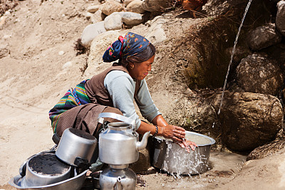 在春天洗碗的藏族妇女