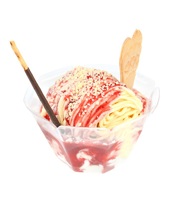 意大利面冰淇淋孤立在白色。Spaghettieis