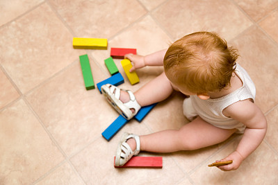 一张婴儿玩彩色积木的航拍照片