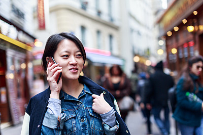 年轻的中国女人在拉丁区玩得很开心