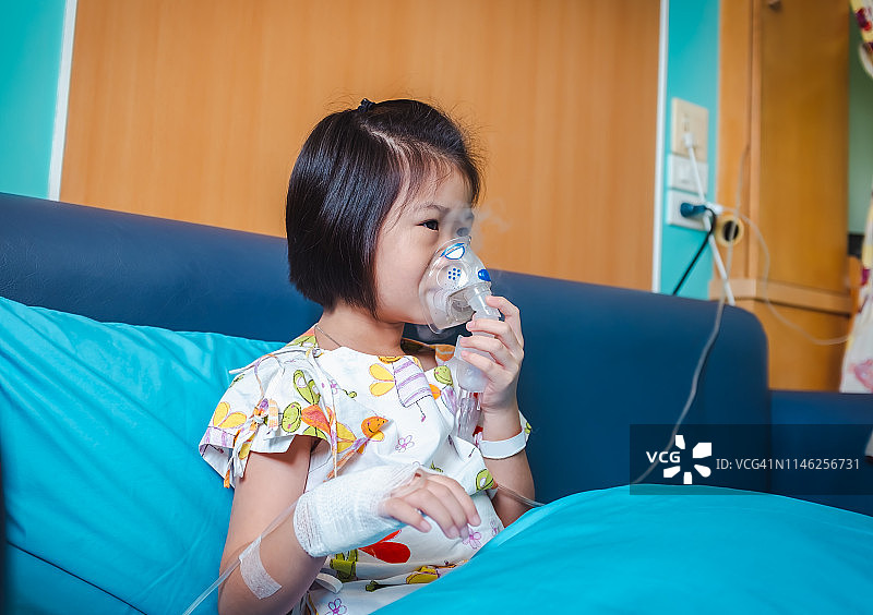生病的女孩入院时手拿生理盐水进行静脉注射