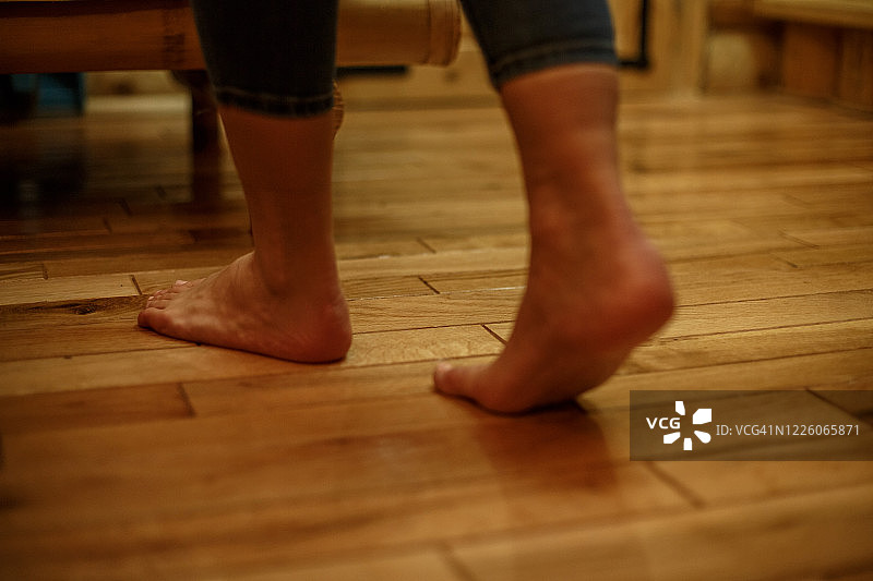 赤脚走在地板上