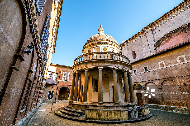 布拉曼特教堂位于罗马中心特拉斯特维莱蒙托里奥的圣彼得罗庭院