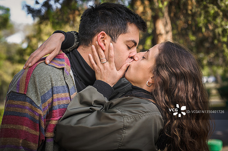法式热吻的特写热恋中的情侣拥抱亲吻