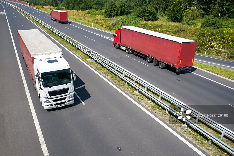 红色卡车在高速公路上行驶的俯视图