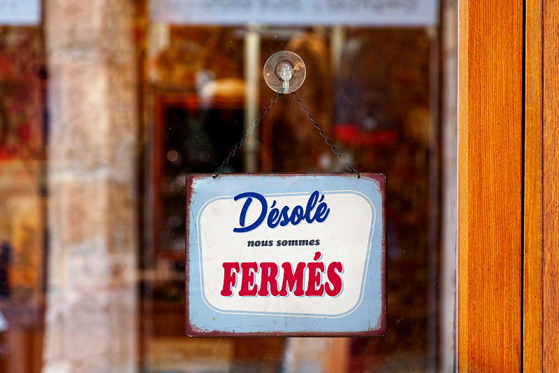 close-up-on-a-sign-saying-in-french-d-sol-nous-sommes-ferm-s