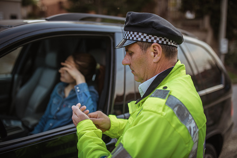 汽车,警官,真实的人,驾驶执照,交通,迅速,女人,超速罚单,急救服务职业,户外