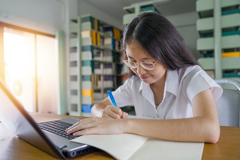 学生该不该用AI帮助做作业引热议 需平衡运用与考虑