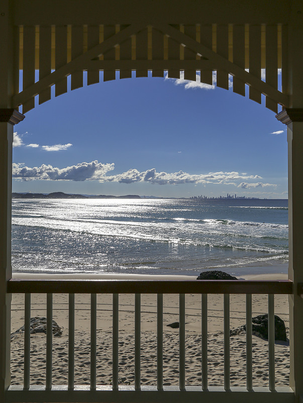 透过窗户往外看,澳大利亚,昆士兰州,窗户,天空,海洋,日光,蓝色,冲浪者天堂海滩,梯田