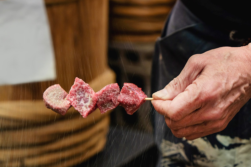 牛肉,日式烧鸡,野餐烤牛肉,老年男人,牛肉沙嗲,部分,中老年男人,烤牛肉,仅男人,日本食品