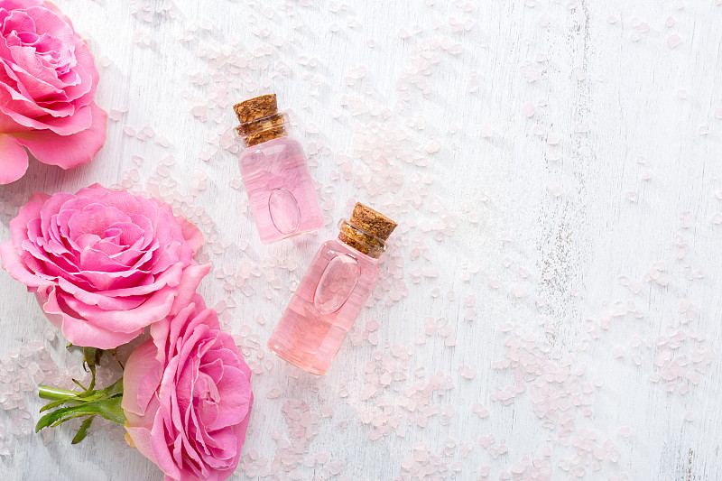 玫瑰,两个物体,瓶子,矿物质,香熏油,粉色,桌子,水晶,浴盐,木制