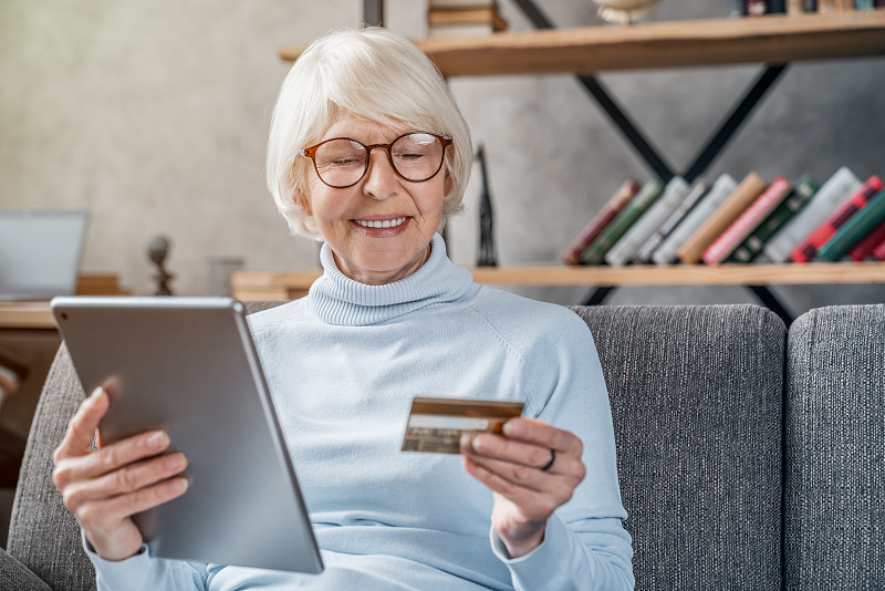 信用卡,平板电脑,老年女人,在家购物,数字化显示,技术,住宅内部,仅一个女人,幸福,互联网
