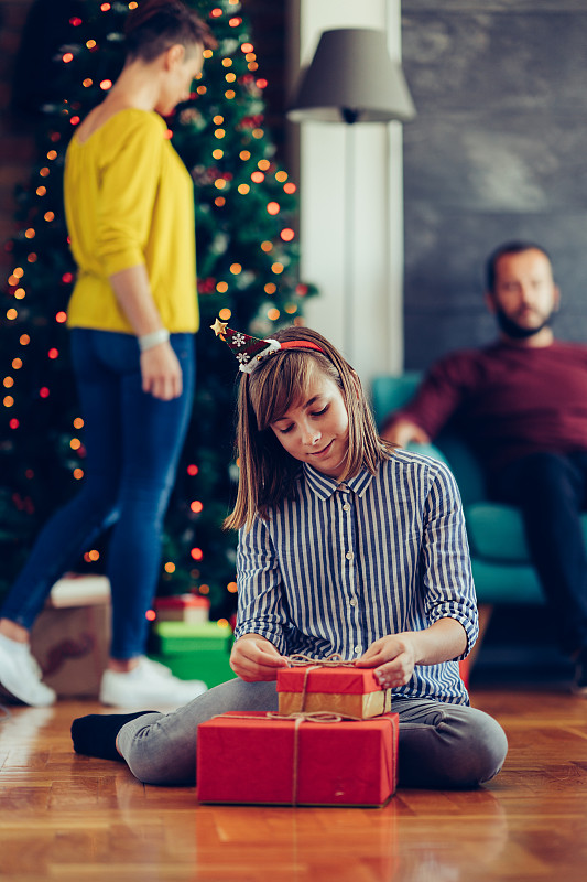 裹住,圣诞礼物,少女,坐在地上,圣诞装饰物,前面,家庭,小的,拿着,儿童