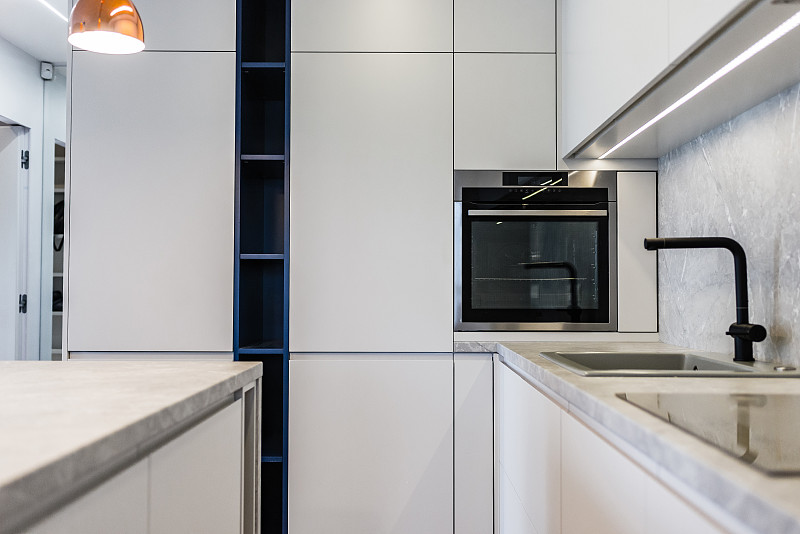厨房,新的,极简构图,侧面视角,立陶宛共和国,照明设备,冰箱,灰色,厨房水槽,现代