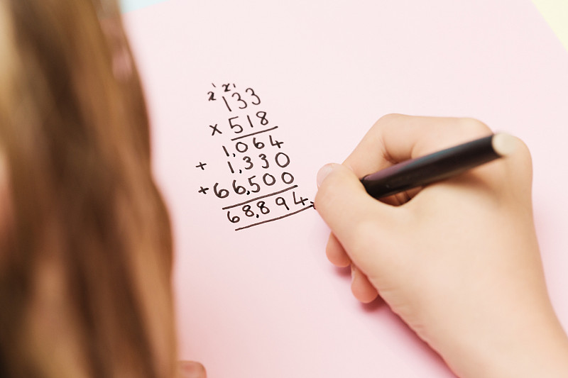 儿童,手,水笔,家庭作业,数学符号,母鹿,毡尖笔,仅一个女孩,小学,仅儿童