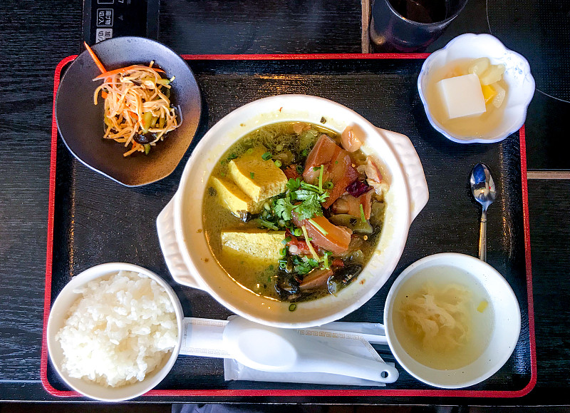 高菜扣肉冻豆腐套餐,/,高菜扣肉冻豆腐套餐,/,高菜渍けとコーロウとしみ豆腐の土锅煮込みていしょく,/,Leaf,mustard,pickle,stewed,with,braised,pork,belly,and,frozen,soybean,curd,in,Manchurian,style,served,in,clay,pot,at,lunchtime.