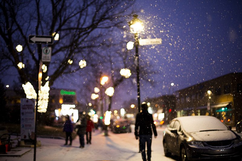 夜晚,街道,寒冷,城市生活,圣诞装饰物,无法辨认的人,照明设备,汽车,曙暮光