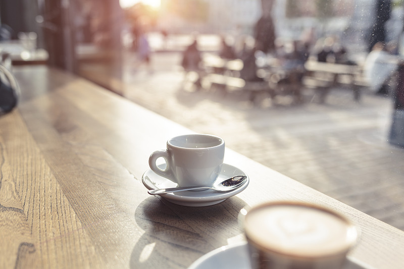 丹麦,哥本哈根,吧台,透过窗户往外看,市区路,浓咖啡,咖啡店,杯,早晨,咖啡杯