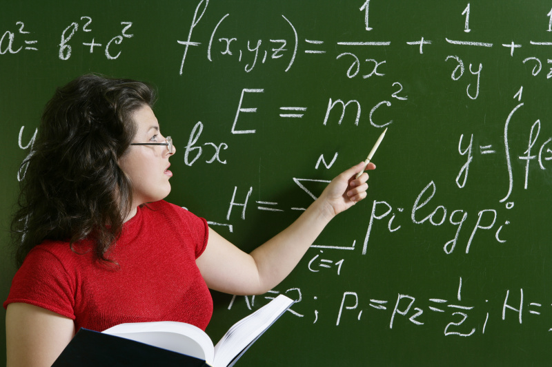 黑板,讲师,数学,数学符号,人,大学,物理学,仅一个青年女人,教育,解释