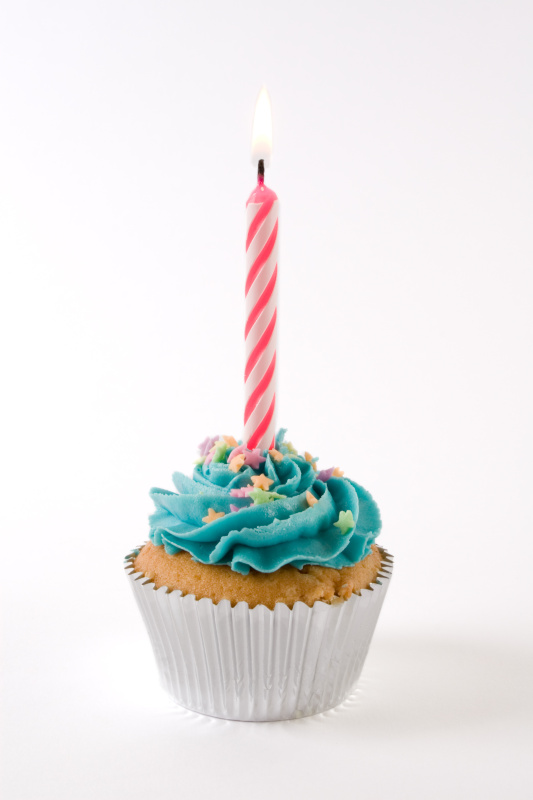 生日,纸杯蛋糕,生日蛋糕,白色背景,生日蜡烛,饮食,食品,蜡烛,甜食,庆祝