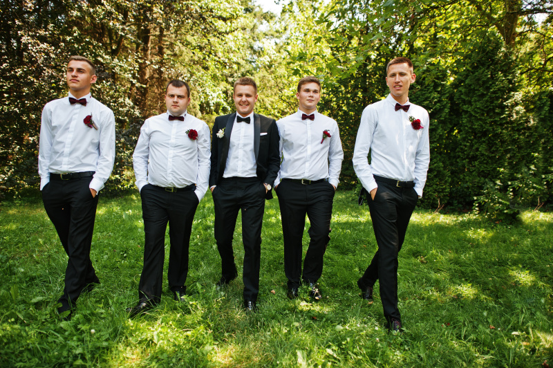 户外,四个人,领结,新郎,主要男傧相,酷,男傧相,婚礼客人,宾客,婚礼