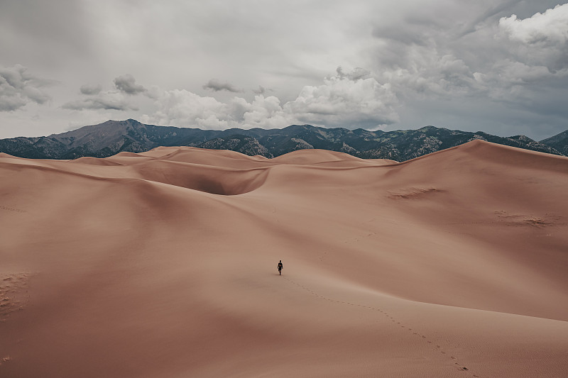 徒步旅行,沙丘,热,仅男人,仅一个男人,暴风雨,沙漠,户外,山脉,乌云